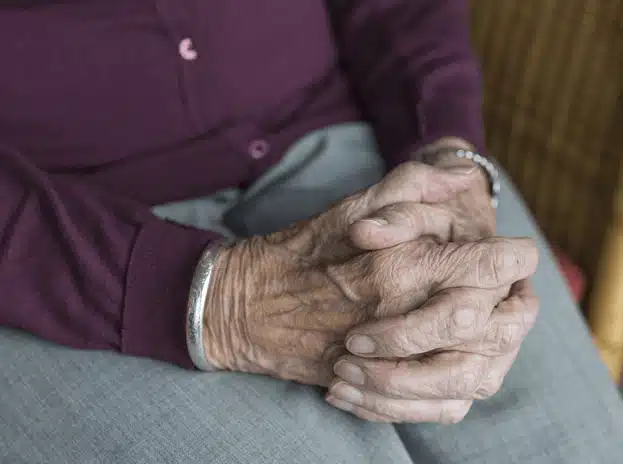 Cómo iniciar una conversación sobre planificación funeraria con un familiar con Alzheimer